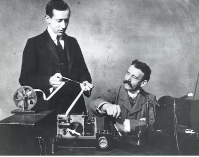 Guglielmo Marconi con su ayudante George Kemp